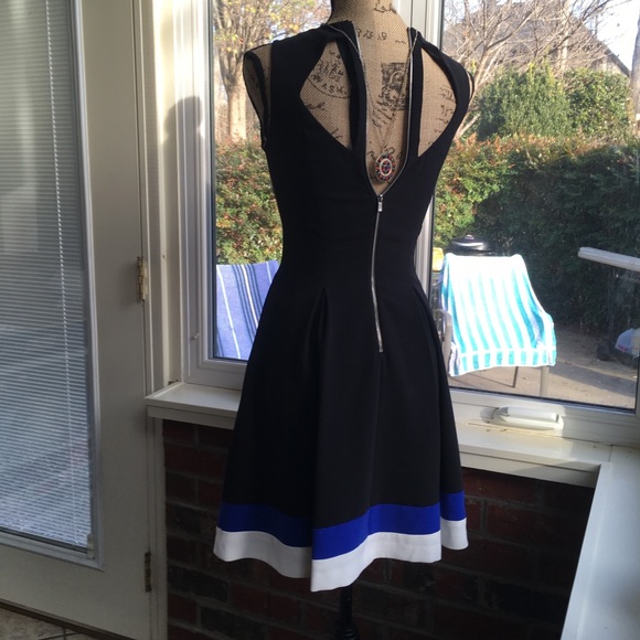 H&M Dresses & Skirts - H&M v neck dress with pockets